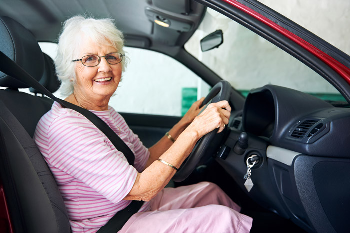 Est-il difficile de louer une voiture lorsqu'on a plus de 70 ans ?